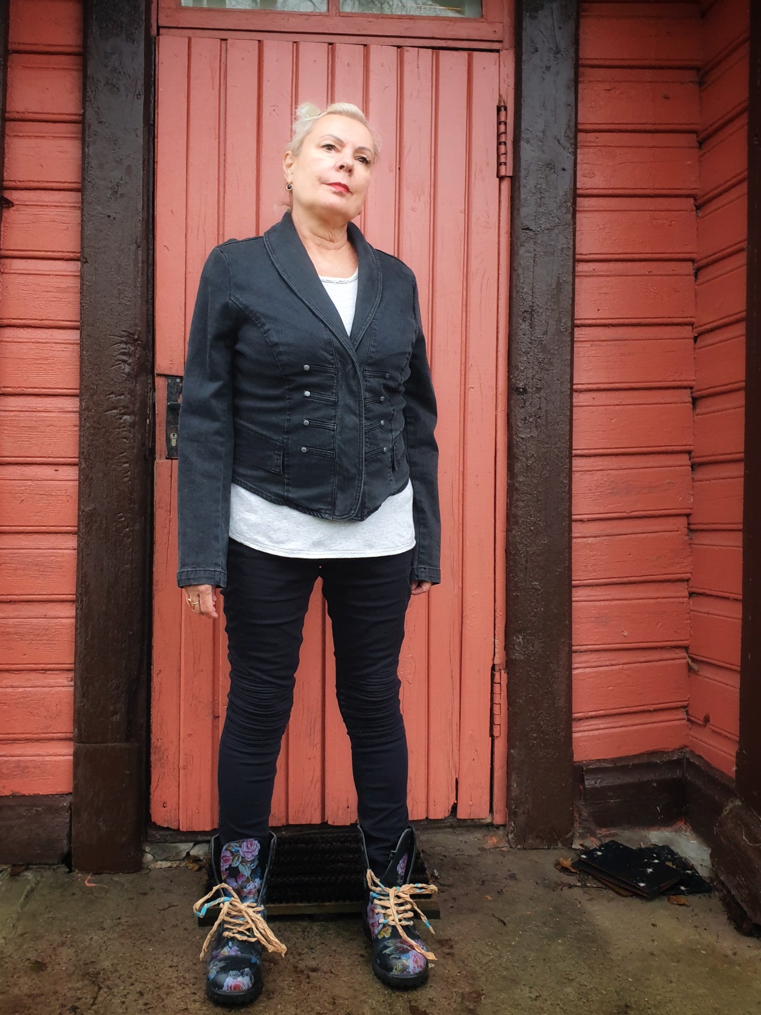 Hand-painted upcycled black denim jacket, front view – military-style cut with snap buttons. 2 Model wearing the Battle Rooster jacket, front view.
