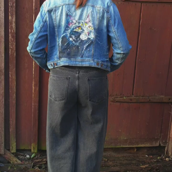 Close-up of the painted cat artwork showing white splashes and expressive brushstrokes. model view