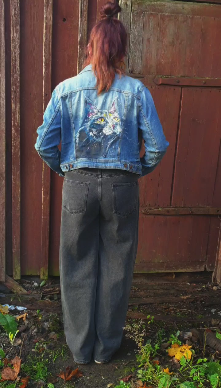 Close-up of the painted cat artwork showing white splashes and expressive brushstrokes. model view